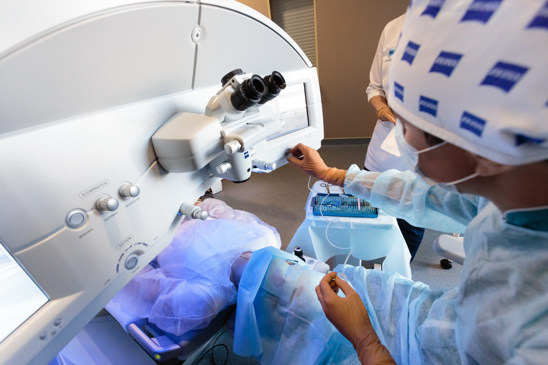 Persoană care privește un ecran iluminat albastru &icirc;n &icirc;ntuneric