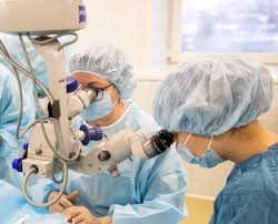 Consultație oftalmologică &mdash; medic examin&acirc;nd ochiul unui pacient